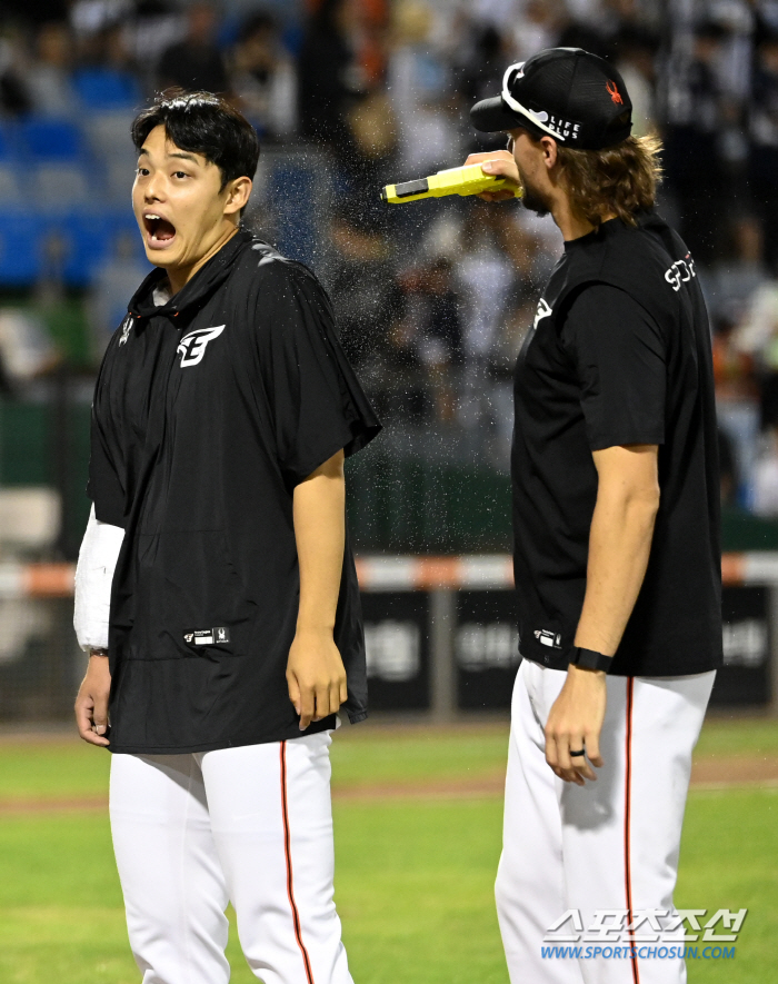 Reversal artillery Moon Hyun-bin, hot hugs, and folder greetings in a good match... 7 wins, Dongjoo Moon, 'Hit - The day I helped all the defense'