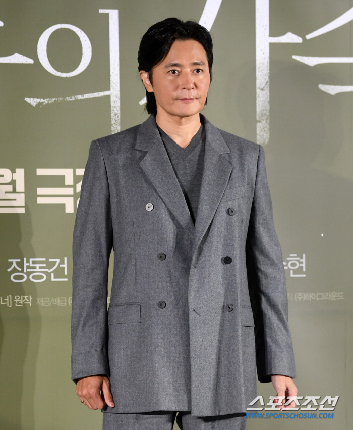  'Bloody mouth action'Seol Kyung-gu → Jang Dong-gun 'Normal family'Taste of well-made suspense (Roundup)