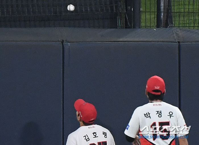 Why didn't you apply?' Yeol Liang was also angry. 'Don't let Austin do the first base.' I believed the home run was confirmed by the second baseman himself'