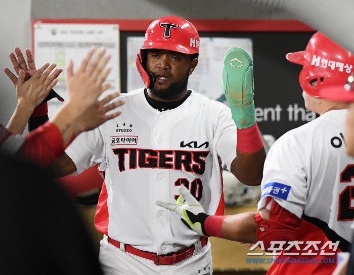 Why didn't you apply?' Yeol Liang was also angry. 'Don't let Austin do the first base.' I believed the home run was confirmed by the second baseman himself'