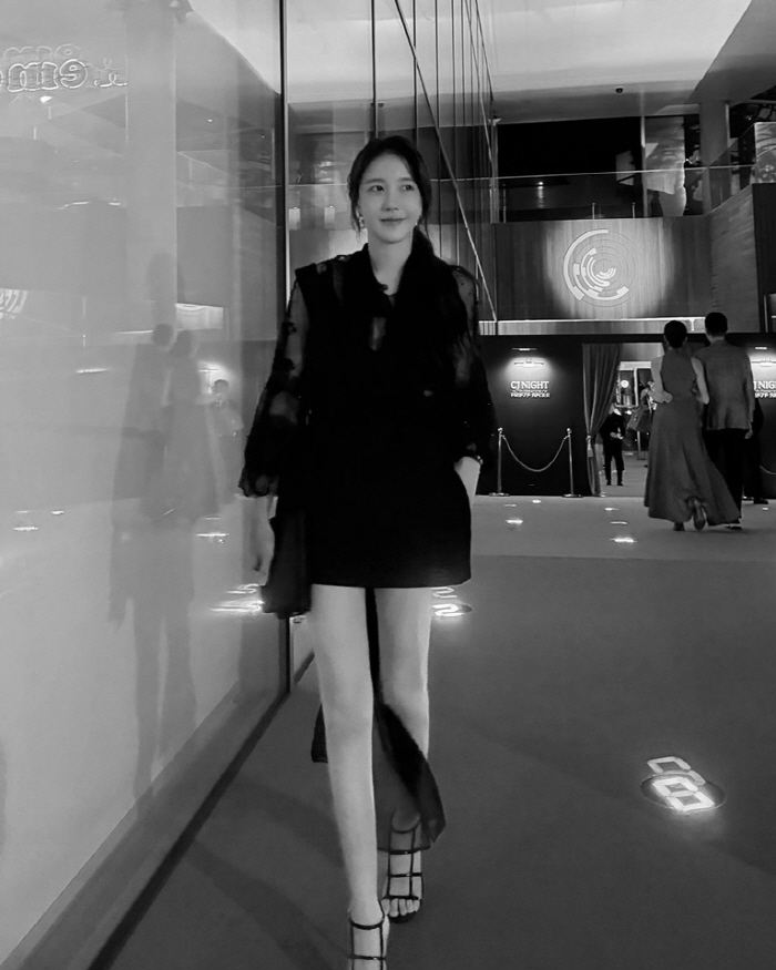 '46 years old' Lee Ji-ah, 'Mannequin angular beauty' revealed in the disappearance of her lower body..an elegant goddess