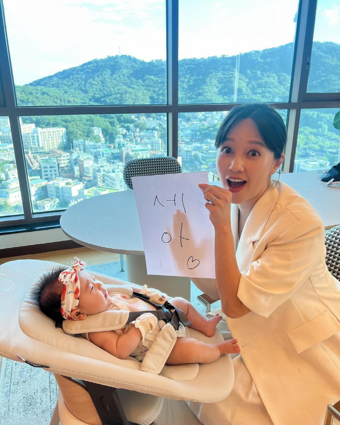 Ayumi, 3 months after giving birth to her daughter, diet 'Only 10kg out of 20kg...My pants won't fit in