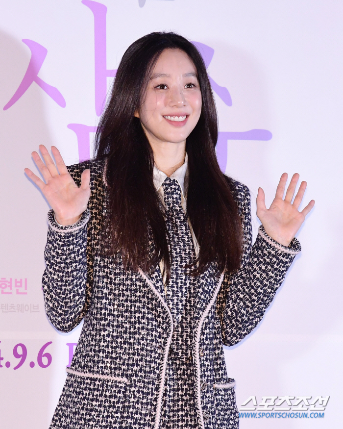  Ryeo Won Jung 'A charming smile that doesn't change'