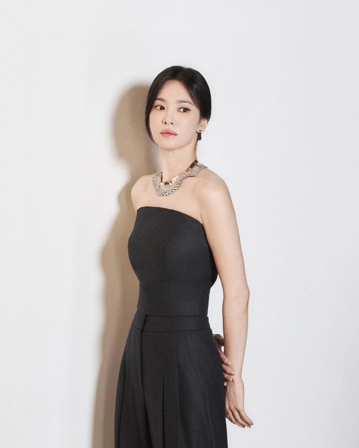 Song Hye-kyo, who said 'I think it's beautiful even when I see it', shines brighter than a luxury jewelry 'Beauty' 