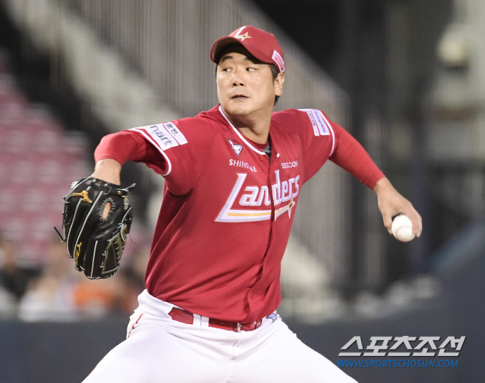 'Ask the striker what to throw.' Kim Kwang-hyun, who took revenge on LG after striking out with his own signature. 'It's so hard and gives me a headache, but...'