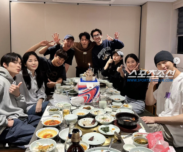 Byeon Woo-seok ♥ Kim Hye-yoon's private seat also 'moon'..I caught the 'up and run' company dinner