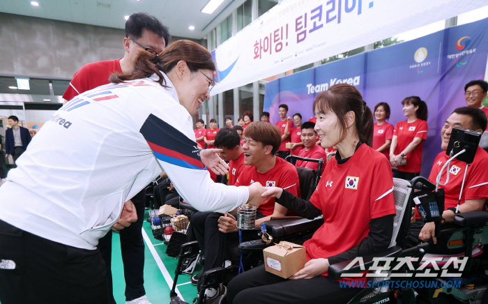 'Challenge of great heroes, cheering until the end' Vice Minister Jang Mi-ran on-site cheering for the Paris ParalympicsX 'Together'