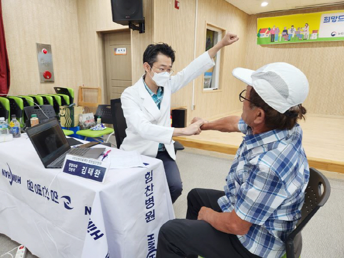 Changwon Himchan Hospital Accompanys Visiting Medical Support 'Rural Wangjin Bus Project'