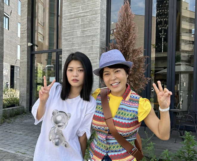 Cho Hye-ryeon next to Cho Hye-ryeon?Two shots with 'Vietnam Cho Hye-ryeon'