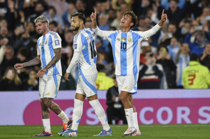 Defending champion Argentina beat Chile 3-0 to lead the South American qualifying round