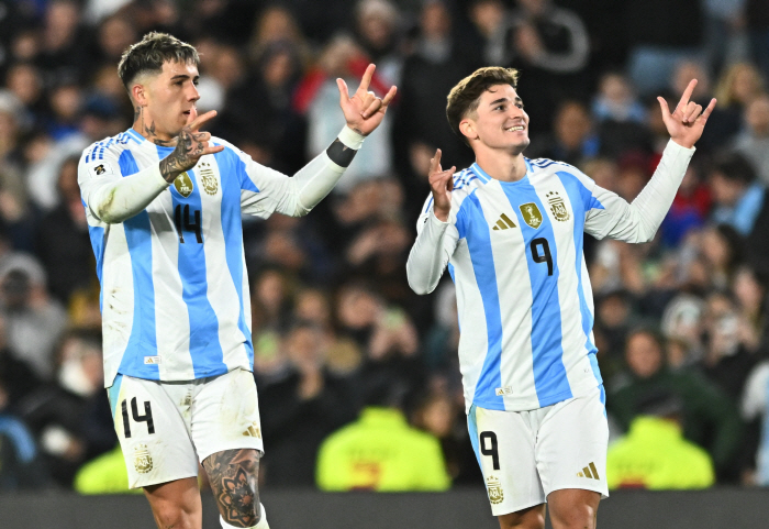 Defending champion Argentina beat Chile 3-0 to lead the South American qualifying round