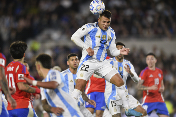 Defending champion Argentina beat Chile 3-0 to lead the South American qualifying round