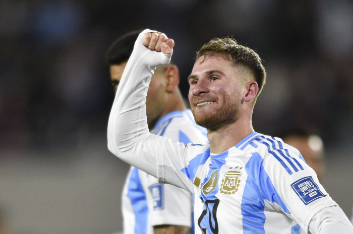 Defending champion Argentina beat Chile 3-0 to lead the South American qualifying round