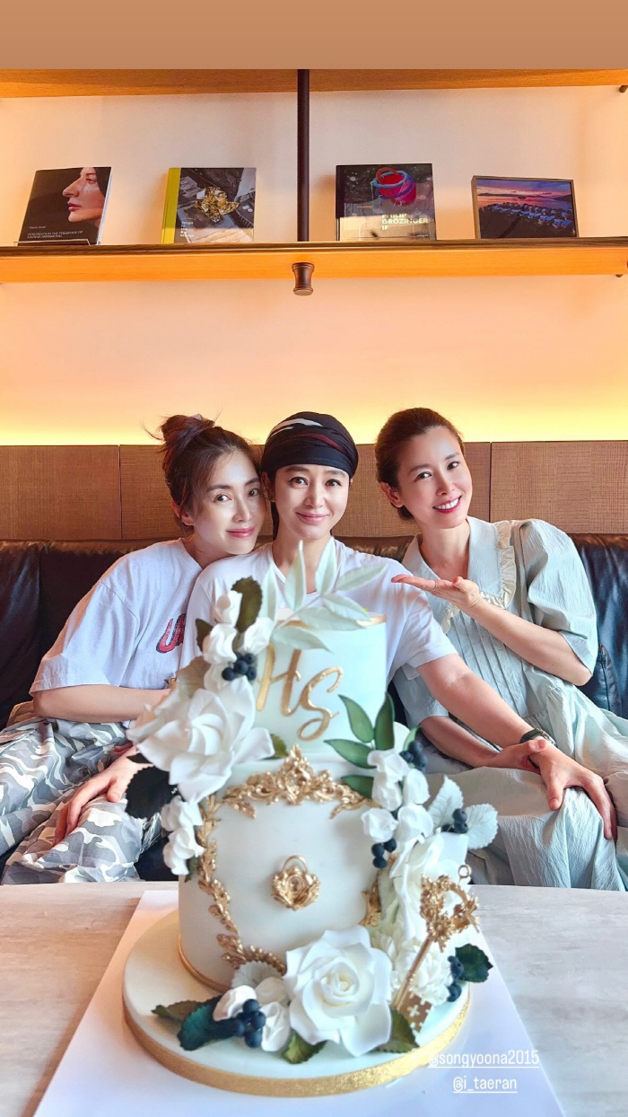 Kim Hye-soo 'Honey, am I getting married?'...Flustered by the 54th birthday party'Enthusiastic Celebration'