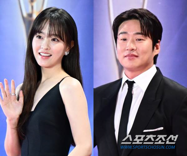  Holding the microphone in Busan..Park Bo-young and Ahn Jae-hong host the opening ceremony of the Busan International Film Festival