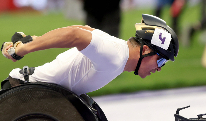  Hello, Paralympic track!' Track and field legend Yoo Byung-hoon's last track relay, closing in 7th place in 800m