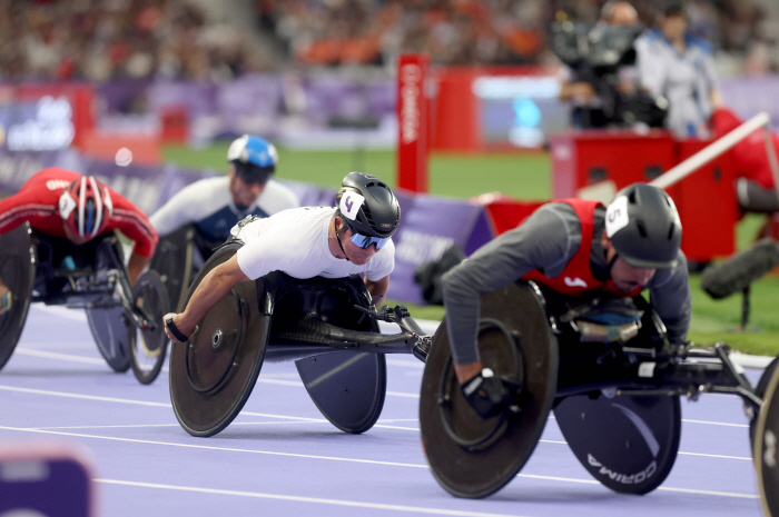  Hello, Paralympic track!' Track and field legend Yoo Byung-hoon's last track relay, closing in 7th place in 800m