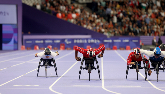  Hello, Paralympic track!' Track and field legend Yoo Byung-hoon's last track relay, closing in 7th place in 800m