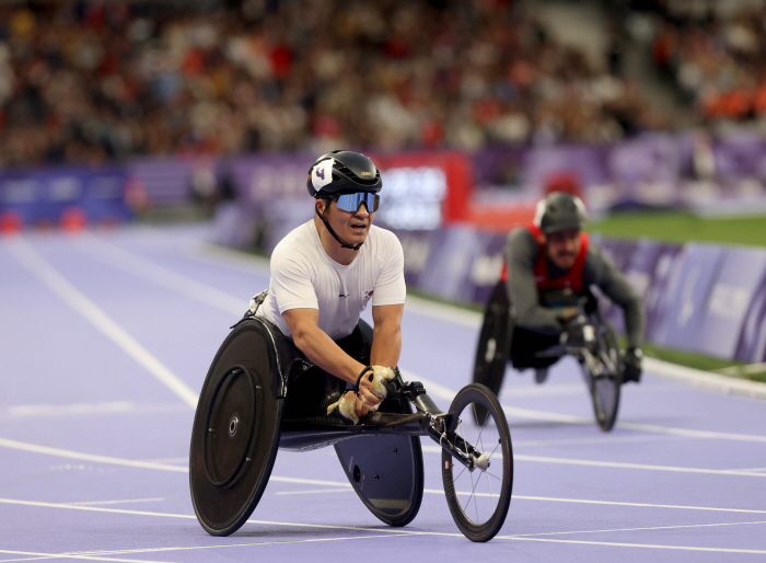  Hello, Paralympic track!' Track and field legend Yoo Byung-hoon's last track relay, closing in 7th place in 800m