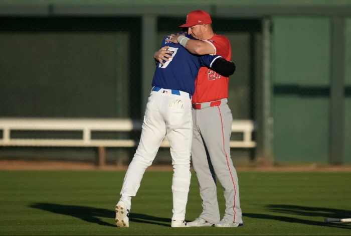 Six months after a hot hug, Trout wasn't there 