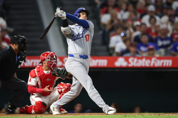 Six months after a hot hug, Trout wasn't there 