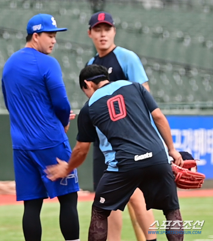 'Slap the lion's butt!' Hwang Sung-bin's greeting that Jeon Byung-woo is glad to see, Samsung-Lotte players meet before the game