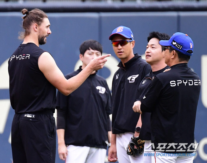 Did it work?'Sang MOON Dong-ju, a veteran coach who trusted a young pitcher, the reason for the second half of Young-gun's half-term reversal 