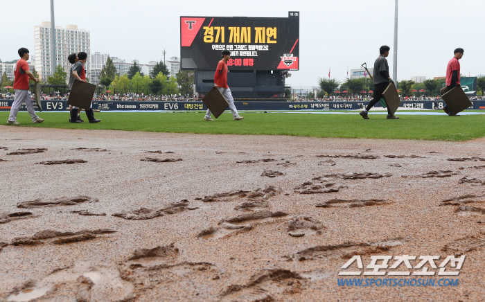 'It stopped raining, but the ground...' Gwangju Kiwoom-KIA match on the 7th begins with an hour delay 