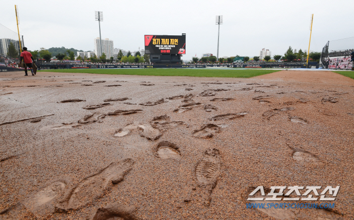 'It stopped raining, but the ground...' Gwangju Kiwoom-KIA match on the 7th begins with an hour delay 