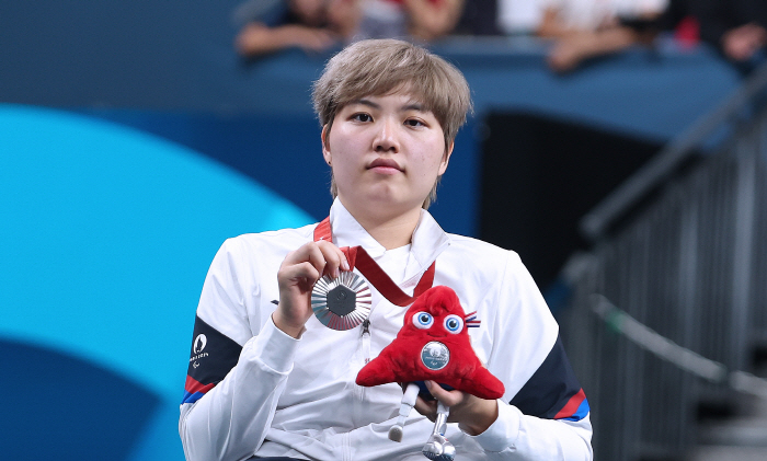  Crumbling poker face, losing again in the final of table tennis Yoon Ji-yu. Two 銀 in Paris alone