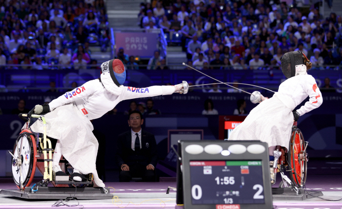  'Emergency of butterfly prosecutor' Wheelchair fencing 銀 Kwon Hyo-kyung presents Paralympic medal to Korean fencing for the first time in 28 years