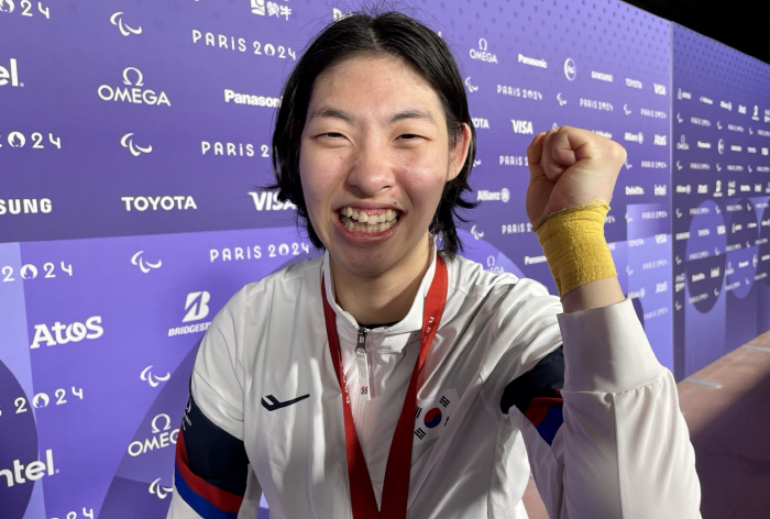  'Emergency of butterfly prosecutor' Wheelchair fencing 銀 Kwon Hyo-kyung presents Paralympic medal to Korean fencing for the first time in 28 years