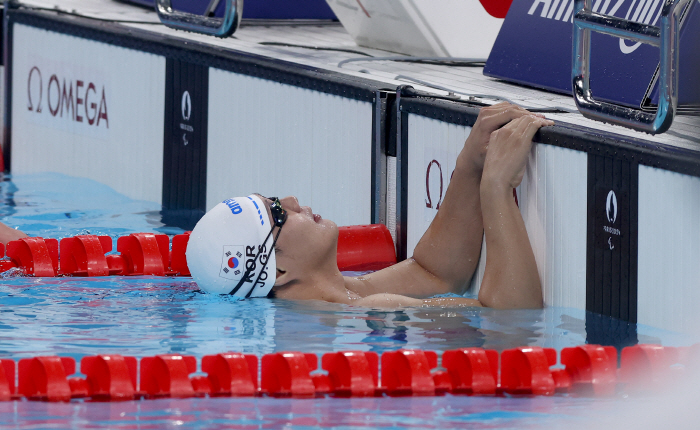  Jo Gi-sung, who performed 'Happy Swimming' in the Paralympic farewell event, failed to advance to the final of the 50m backstroke. 'I'll go back with a good memory.'