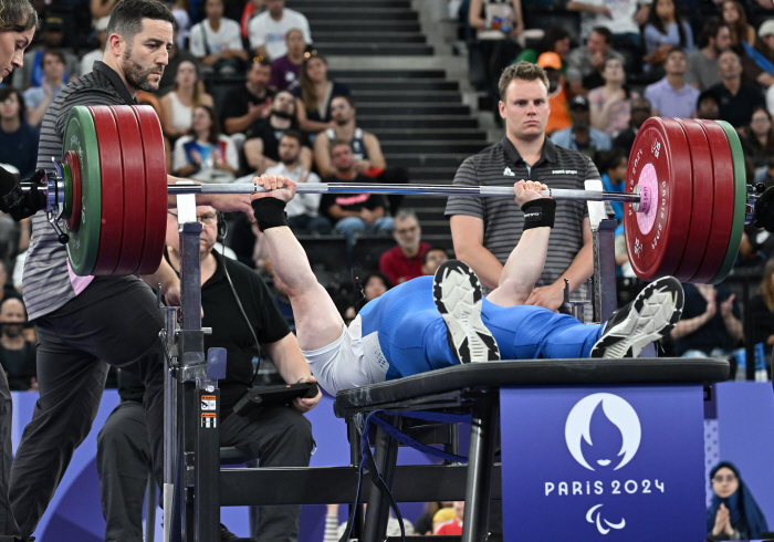  'My choice is not wrong' Kim Kyu-ho, who jumped out of the bank, came in fourth in weightlifting at the Paralympics. I lifted the 'dream' up