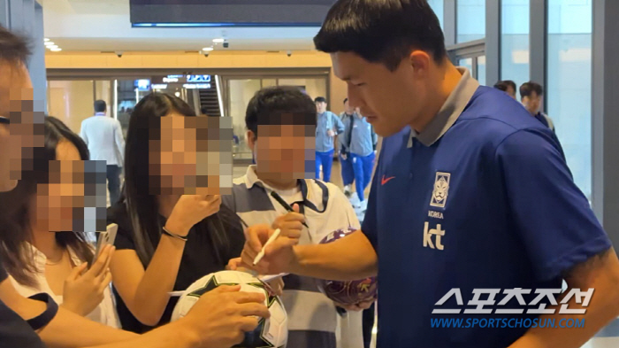  Hong Myungbo entered Oman! Son Heungmin keeps saying hello! Kim Minjae is a sweet autograph!