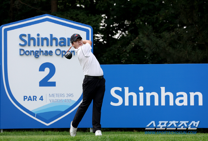 'Putgam and shot tempo are all alive.' Jung Chan-min, who is two strokes ahead of the leader by reducing 9 strokes, tries to win the season's first championship 