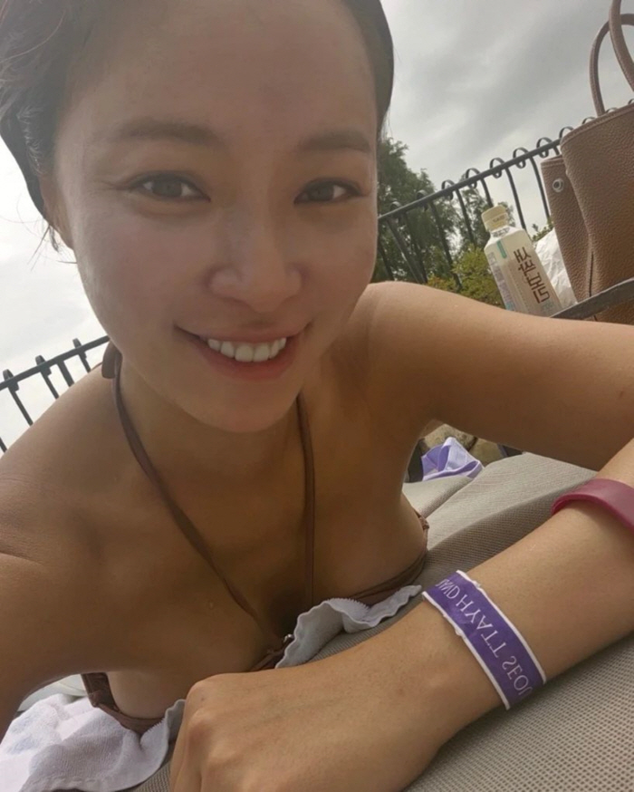 'Dolsing Mom Declaration'Hwang Jung-eum reveals glamour body in swimming suit body'Surprised'