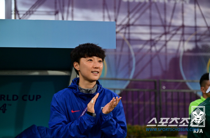 'Everyone said it was difficult, but we did' 女 U-20 coach Park Yoon-jung, who quietly led the team to the round of 16