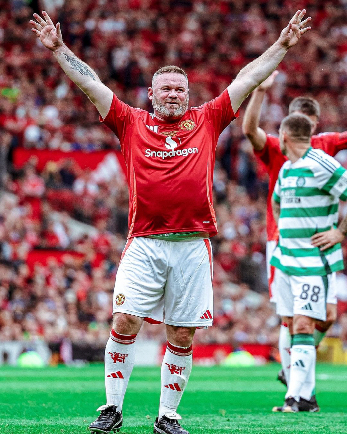 I can't believe he got a free kick with that belly fat...Rooney, class is forever