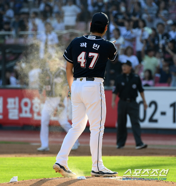 Kwak Bin smiled broadly after perfect pitching for the Doosan Bears in crisis...'Fourth place again'