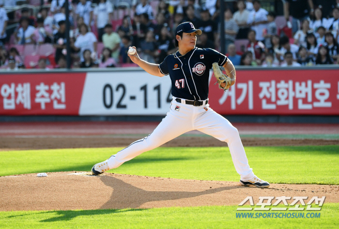 Kwak Bin smiled broadly after perfect pitching for the Doosan Bears in crisis...'Fourth place again'