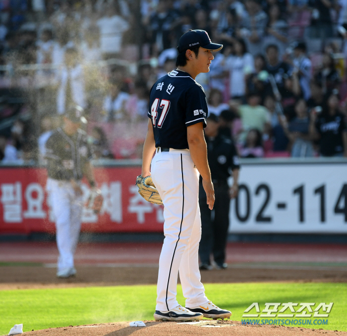 Kwak Bin smiled broadly after perfect pitching for the Doosan Bears in crisis...'Fourth place again'