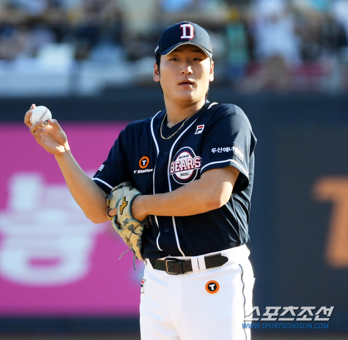 Kwak Bin smiled broadly after perfect pitching for the Doosan Bears in crisis...'Fourth place again'