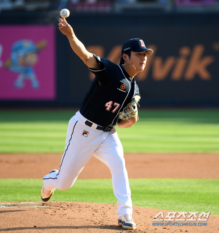 Kwak Bin smiled broadly after perfect pitching for the Doosan Bears in crisis...'Fourth place again'