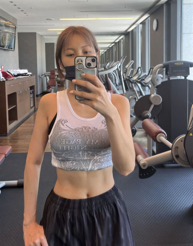 Kyu-ri Park Brags about her tight abs 'I compliment you for not working out after surgery for an orbital fracture '