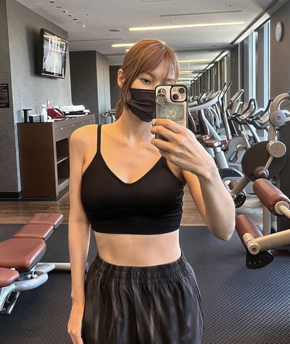 Kyu-ri Park Brags about her tight abs 'I compliment you for not working out after surgery for an orbital fracture '