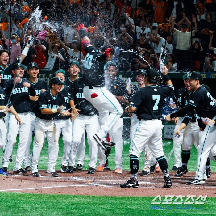 The manager stormed off the bench and ran out after a two-out walk-off home run in the 12th inning of extra time, ending the longest game that lasted 4 hours and 41 minutes in front of 42,118 spectators