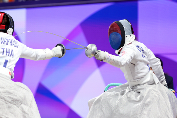  'Winning a medal for the first time in 28 years' closes the quarterfinals of the Korean wheelchair fencing team event, which was written in a fairy tale on an autumn day