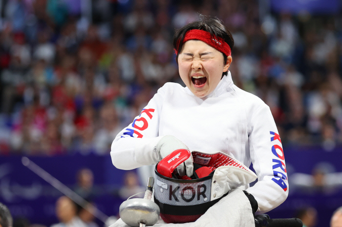  'Winning a medal for the first time in 28 years' closes the quarterfinals of the Korean wheelchair fencing team event, which was written in a fairy tale on an autumn day