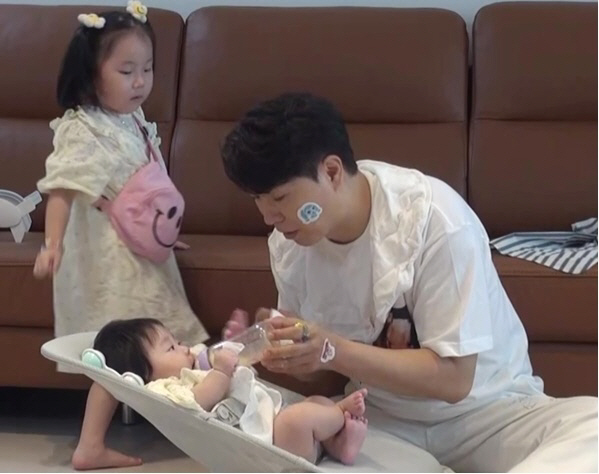 Park Soo-hong, 53 years old, it's not easy to raise a child. Park Seul-ki's daughter changes diapers 